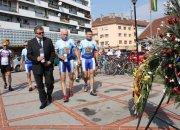 Župan i maratonci zapalili su svijeću uz spomen obilježje poginulim hrvatskim braniteljima